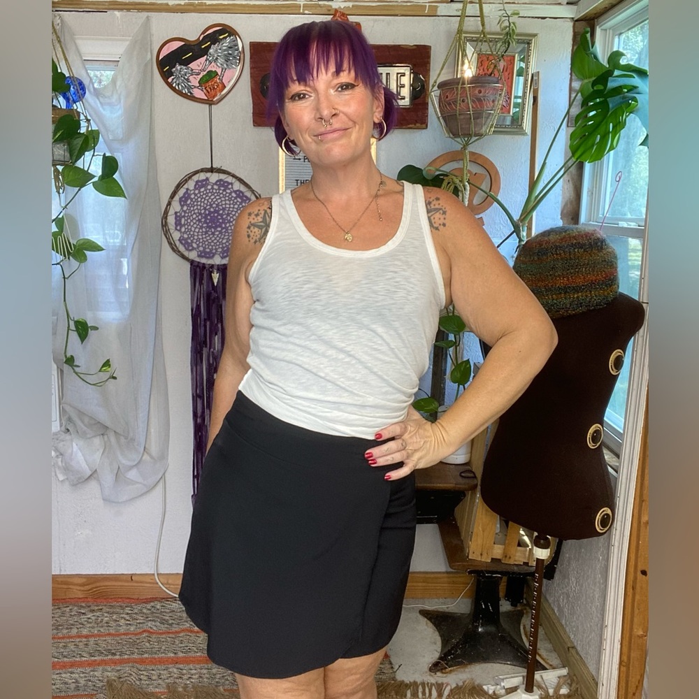 Thrive Société Black compression lightweight Athleisure Skort Size Small